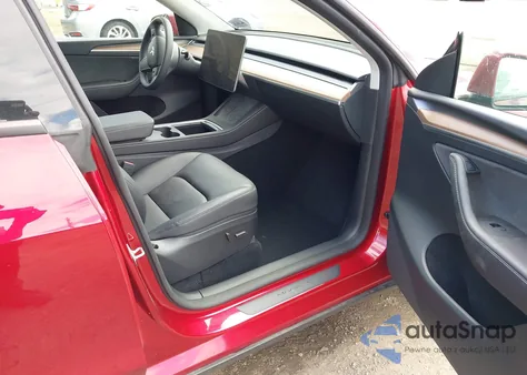 2024 Tesla Model Y Long Range Dual Motor All-Wheel Drive z USA, uszkodzony, nr VIN 7SAYGAEE9RF116145